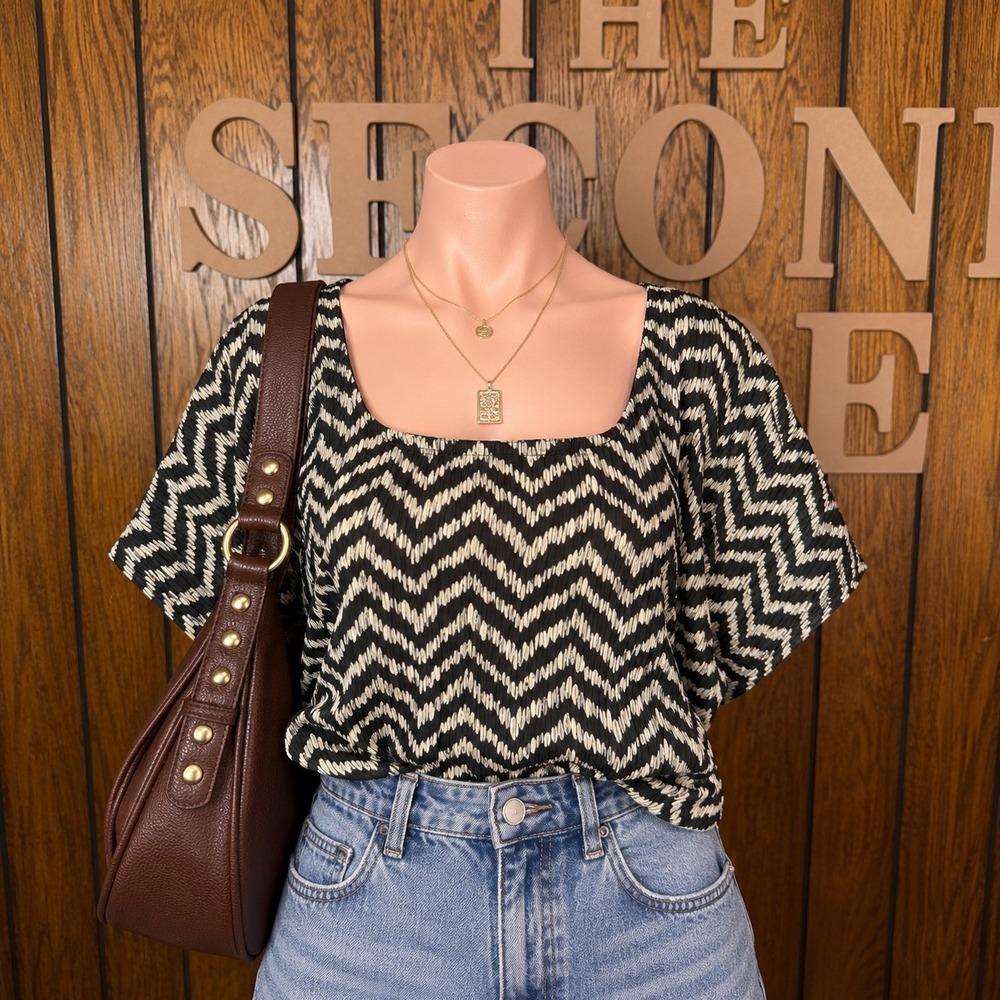 Black Boho Whimsical Chevron Blouse Top Womens L Short Sleeve Plissé Banded Hem - Picture 1 of 7